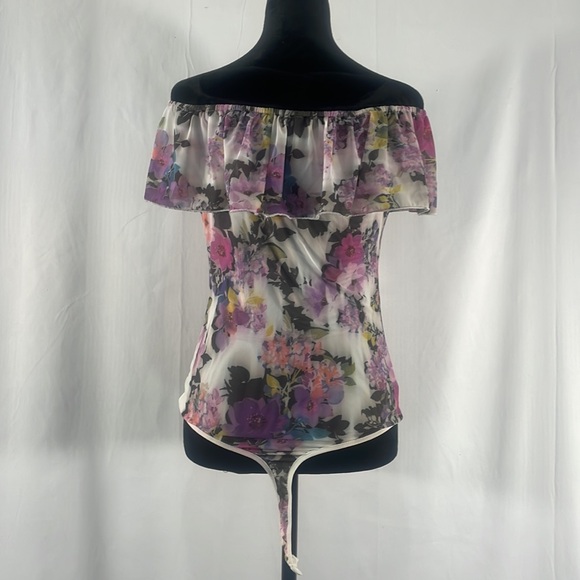 Bebe off the shoulder Floral top, blouse, ruffle,bodysuit, Size Medium - Picture 3 of 7